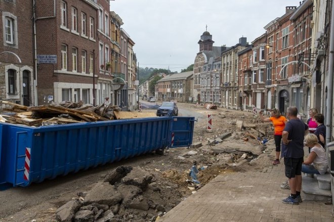 Poplave so znova prizadele tudi Belgijo. Na fotografiji odpravljanje posledic poplav izpred tedna dni.