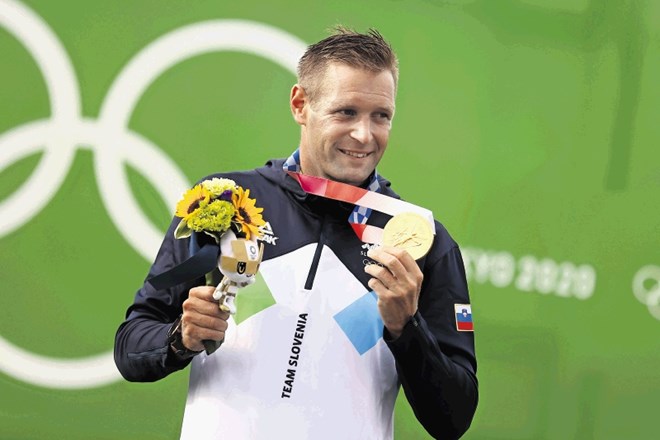 Benjamin Savšek je takole v Tokiu poziral z zlato olimpijsko kolajno.