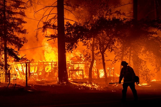 Največji požar v Kaliforniji se je združil z manjšim 