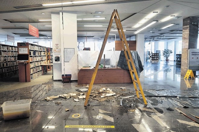 Takšno je bilo stanje v velenjski knjižnici, ko so odprli del stropa in so prostore zalile voda in fekalije.