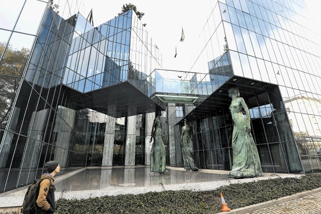 Poslopje poljskega vrhovnega sodišča v Varšavi, kjer deluje tudi senat za disciplinske postopke, katerega odpravo s peticijo...