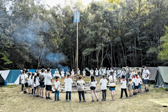 Jutranji zbor ob tabornem ognju in dvig zastave