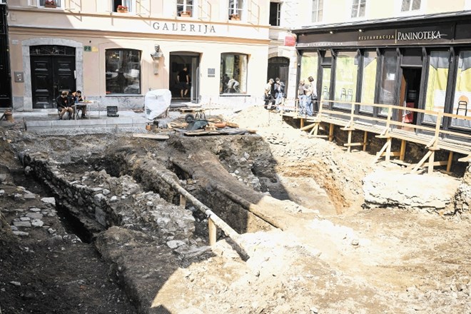 Arheologi so na Jurčičevem trgu v Ljubljani odkrili temelje srednjeveškega Mesarskega mostu.