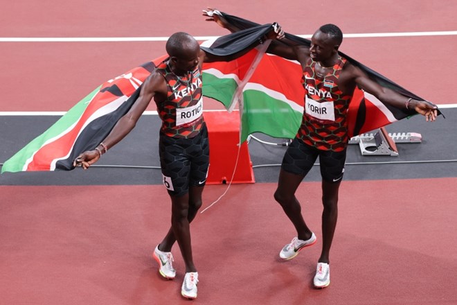 Kenijec Emmanuel Korir je osvojil zlato medaljo v teku na 800 metrov, drugi je bil njegov rojak Ferguson Rotich.