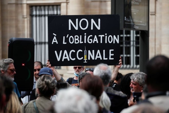 Zakon o uporabi covidnega potrdila in obveznem cepljenju je sicer naletel na ostro nasprotovanje med Francozi, ki se ob...