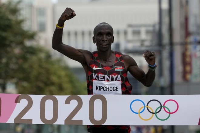 Svetovni rekorder Eliud Kipchoge je ubranil olimpijski naslov v maratonu.