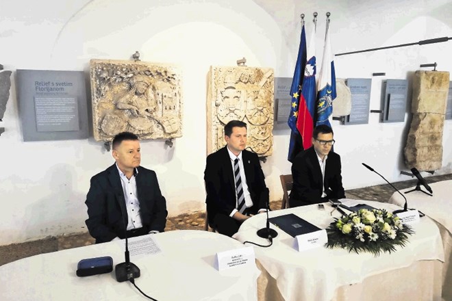 Župan Matej Slapar je  s predstavnikom izvajalca gradnje, direktorjem prodaje Kolektor Kolinga mag. Markom Trampužem podpisal...