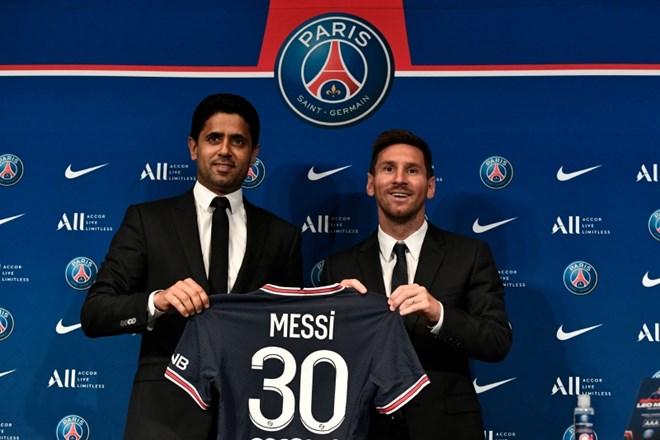 Španski superzvezdnik Lionel Messi je že prispel v Pariz, kjer ga je pričakala navdušena množica.