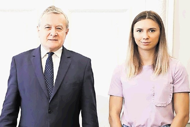 Beloruska atletinja Kristina Timanovska (na fotografiji s poljskim ministrom za kulturo Piotrom Glinskim) je potem, ko je...