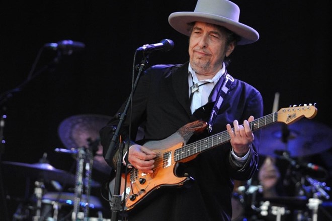 Ameriškega glasbenika Boba Dylana (na fotografiji)  v New Yorku toži ženska, ki trdi, da jo je pred skoraj 60 leti spolno...