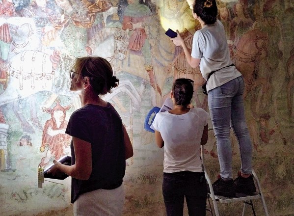 Z obnovo fresk na mednarodni restavratorski delavnici se ukvarjajo tudi študentje in mladi zaposleni na področju...