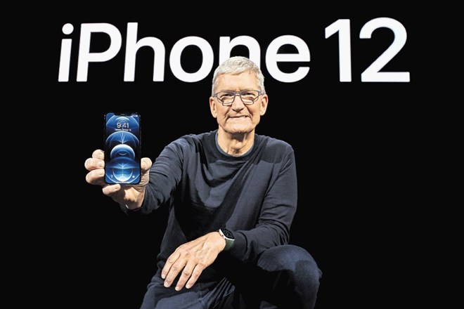 Tim Cook, ki Apple vodi že deset let, je oktobra lani takole predstavljal novi iphone 12 pro.