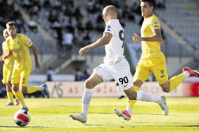Tomislav Tomić (v belem dresu) je že v 20. minuti prejel rumeni karton, na koncu pa je bil z dvema podajama najboljši igralec...
