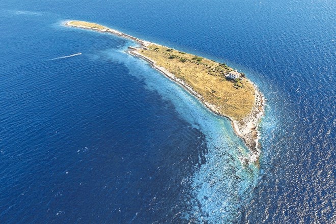 Na otoku Pločica so bili italijanski gosti prepričani, da so z najemom apartmaja najeli cel otok.