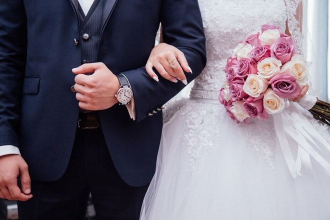 Vrnitev velikih dragih porok rešuje britansko poročno industrijo