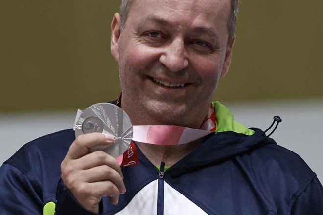 Slovenski strelec Franček Gorazd Tiršek je na paraolimpijskih igrah v Tokiu osvojil srebrno medaljo v disciplini zračna puška...