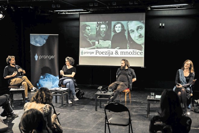 Utrinek z lanske konceptualne razprave na festivalu Pranger o povezavah med poezijo in množicami