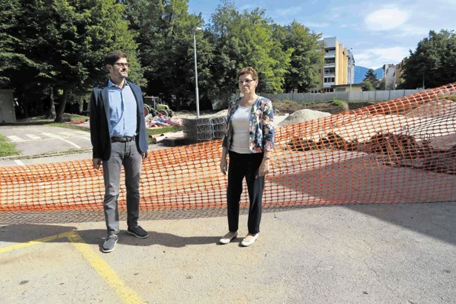 Župan Mestne občine Kranj Matjaž Rakovec in ravnateljica OŠ Staneta Žagarja Kranj Fani Bevk sta zadovoljna, da se je gradnja...