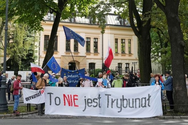Protestniki s poljskimi in evropskimi zastavi ter transparenti, na katerih piše »Smo Evropejci« in »To ni sodišče«. AP