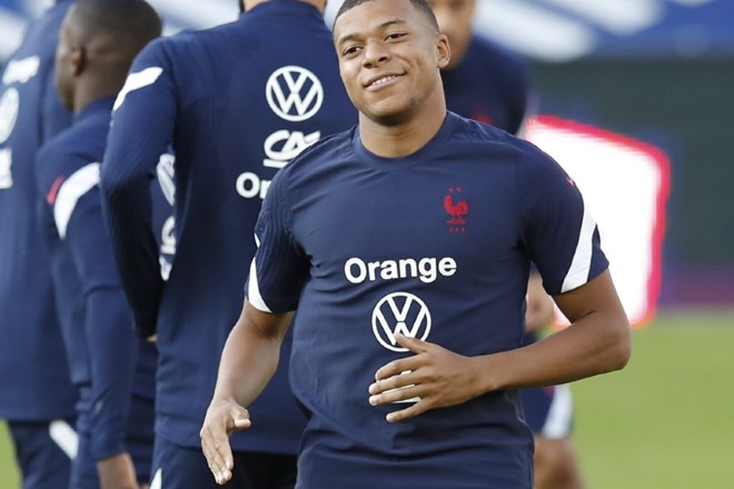 Kylian Mbappe še naprej ostaja član francoskega Paris Saint-Germaina.