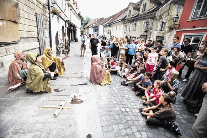 Septembrske petke bo zgodovino Ljubljane na ulicah Gornjega trga ponovno predstavljalo Gledališče Ane Monro.