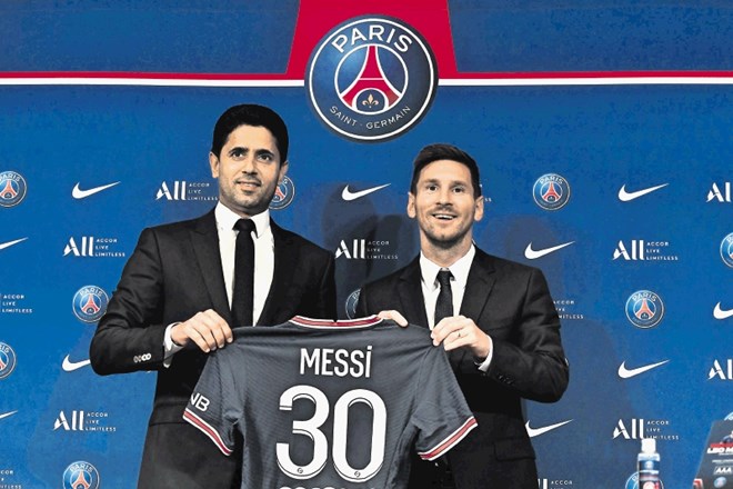 Lionel Messi (desno) in predsednik PSG Nasser Al Khelaifi.