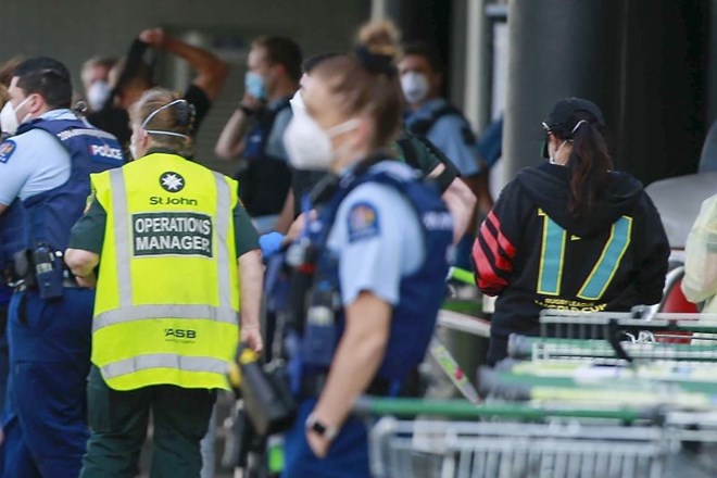 V terorističnem napadu na Novi Zelandiji ranjenih šest ljudi
