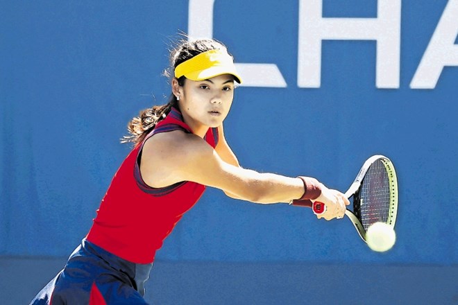Osemnajstletna Emma Raducanu je v 2. krogu OP ZDA proti 14 let starejši Kitajki Shuai Zhang dosegla 27 neubranjenih udarcev...