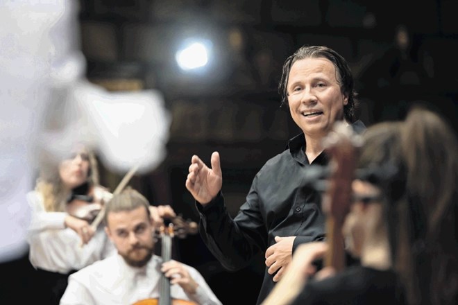 Estonski dirigent in skladatelj Kristjan Järvi bo nocoj na Kongresnem trgu nastopil s svojim Filharmoničnim orkestrom...