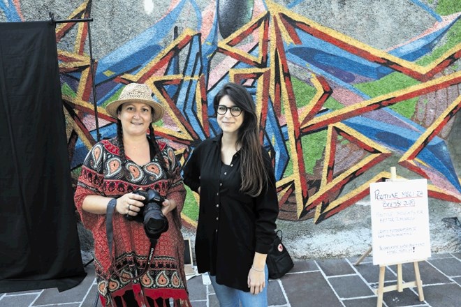 Fotografinja Slavica Isovska (levo) in njena asistentka Urška Špende sta se  lotili posebnega projekta Pozitivne misli za...