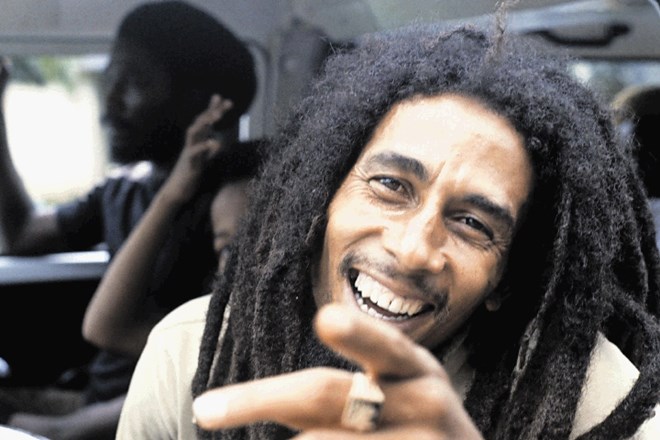 Teorija zarote pravi, da je Boba Marleyja ubil agent Cie s skrito ostjo v športnih copatih, ki mu jih je podaril in v katerih...