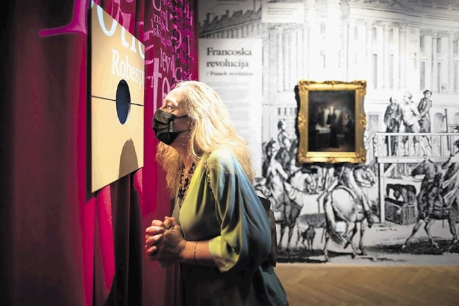 Prvi prizor na razstavi, ki bo v Mestnem muzeju na ogled do konca letošnjega leta – giljotiniranje kralja Ludvika XVI. in...