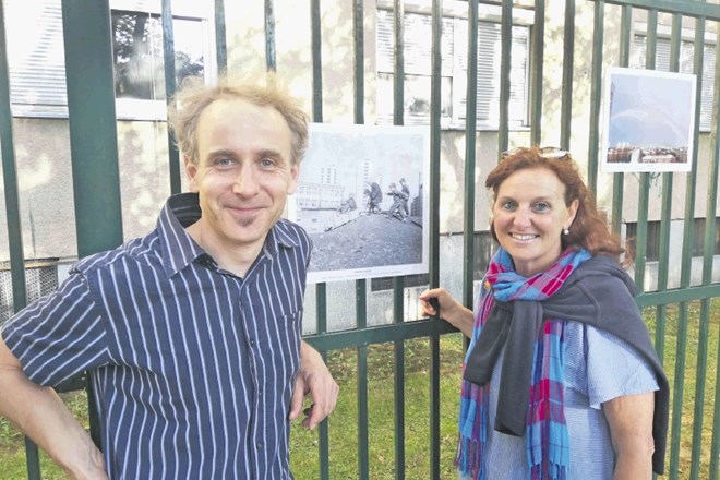 Savčana, Luka Vidic in Mateja Zupan, ki svoje fotografije razstavljata na šolski ograji.