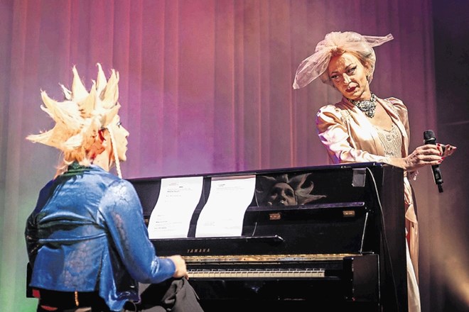 Drag performerja Tony Blanquette in Lola Dragoness Von Flame sta na Simpozij »malih umetnosti« prišla iz kabareta Madame...