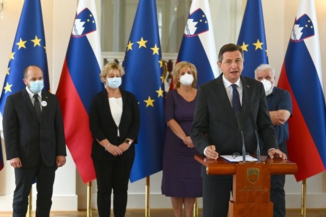 Predsednik republike Borut Pahor, minister za zdravje Janez Poklukar in del članov svetovalne skupine za obvladovanje...