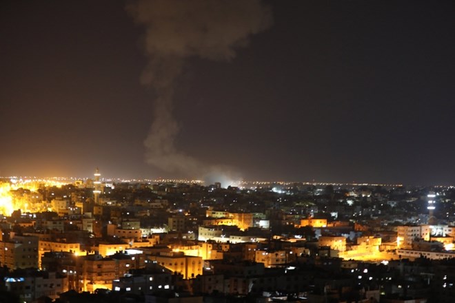Dim nad Gazo pod izraelskih zračnih napadih.