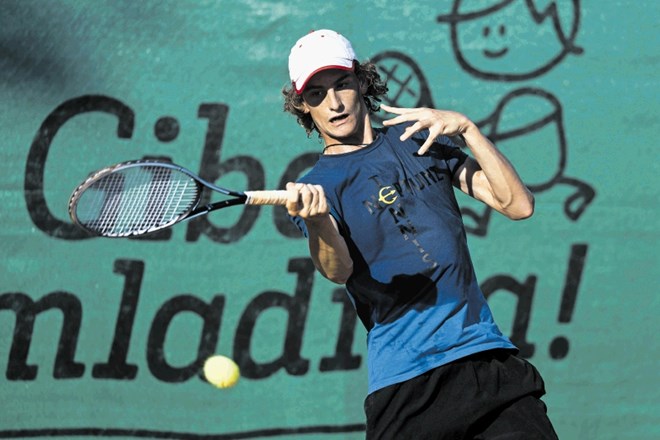 Bor Artnak (na fotografiji med treningom v Portorožu) je ob Sebastianu Dominku up slovenskega tenisa.