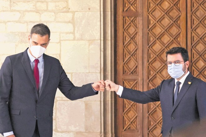 Španski premier Sanchez (levo) in katalonski predsednik Aragones se pred pogovori o odnosih med Madridom in Barcelono...
