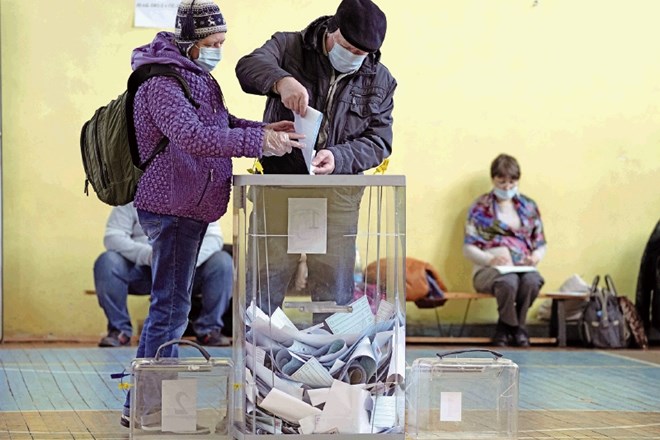 Volilca mečeta glasovnice v prozorno skrinjico v drugem največjem ruskem mestu Sankt  Peterburgu. Volitve so se začele včeraj...