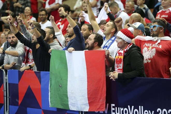 Poljski navijači so goreče navijali za Italijani.