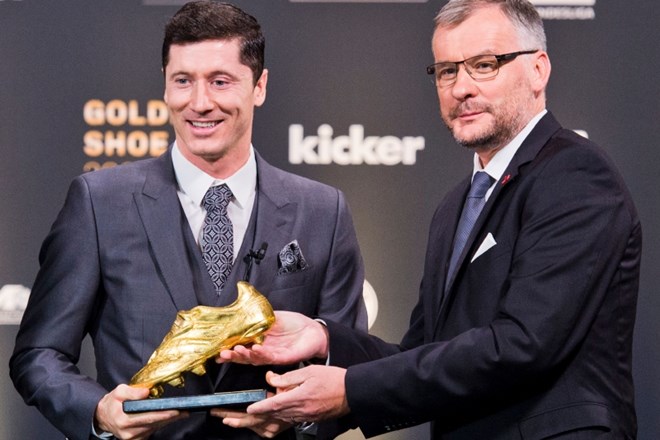 Poljski napadalec nemškega nogometnega velikana Bayerna iz Münchna Robert Lewandowski (na fotografiji levo) je dobil zlati...