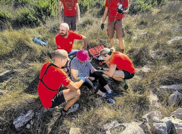Zmedeno in izčrpano tujko so našli na težko dostopnem skalnatem območju na otoku Krku.