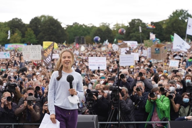 V Berlinu je večtisočglavo množico protestnikov nagovorila mlada okoljska aktivistka Greta Thunberg (na fotografiji)