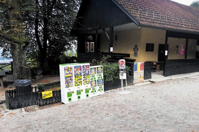 Po mnenju Zavoda za varstvo kulturne dediščine Slovenije avtomati za prodajo igrač ne sodijo pred Cankarjevo spominsko sobo.