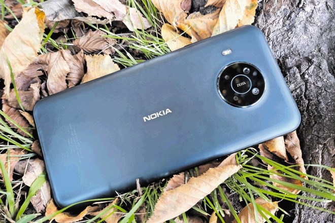 Nokia x10 je po videzu povsem enaka mobilniku nokia x20.
