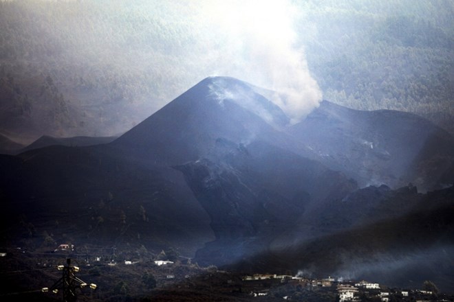 Vulkan La Palma na Kanarskih otokih je po dveh urah premora znova začel bruhati lavo,