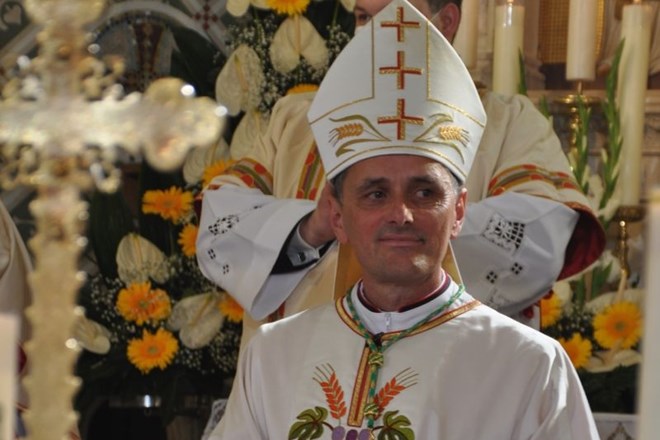 Petinpetdesetletni Andrej Saje, novi škof novomeške škofije, je nasledil Andreja Glavana, ki je škofijo vodil petnajst let.
