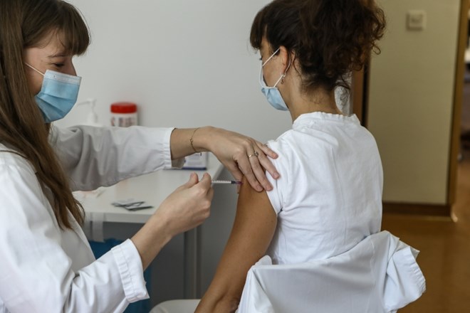 V UKC-ju Ljubljana je življenjsko ogrožena 20-letnica, pri kateri obstaja sum na zaplet po cepljenju