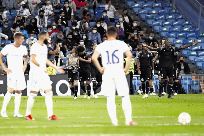 Nogometaši Reala Madrida (v belem) so razočarani opazovali slavje igralcev Šerifa na Santiagu Bernabeuu.