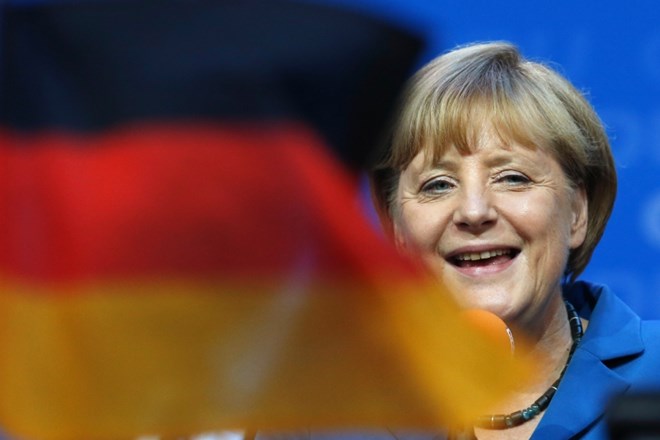 Nemška kanclerka Angela Merkel, ki prihaja iz konservativne unije CDU/CSU, je finančnemu ministru Olafu Scholzu iz vrst...